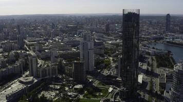 topp se av landskap av modern stad med horisont. stock antal fot. sommar i modern stad med skön arkitektur och grönska i sommar. panorama av stad med flod och modern skyskrapor foto