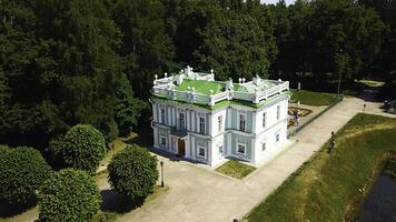 topp se av historisk byggnad med trädgård och damm. kreativ. skön parkera och trädgård med barock egendom. turister promenad i historisk parkera med gammal byggnad foto