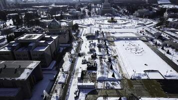 topp se av historisk stad Centrum med kvadrater och monument i vinter. kreativ. lång gränd av historisk monument och arkitektur av stad på solig vinter- dag. lång fyrkant med monument och foto