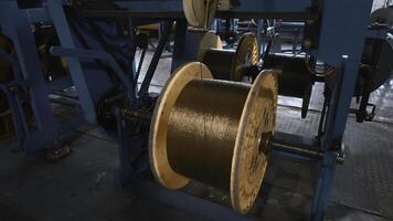 industriell maskin för lindning koppar tråd på spolar. kreativ. automatiserad produktion av metallurgisk växt med virvlande koppar ledningar. lindning av koppar tråd på bobiner av industriell maskin foto