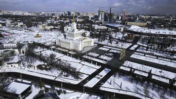 topp se av fyrkant med historisk byggnad i vinter. kreativ. Centrum av de sovjet stad med fyrkant och historisk byggnad. skön urban landskap med historisk Centrum och fyrkant i vinter- foto