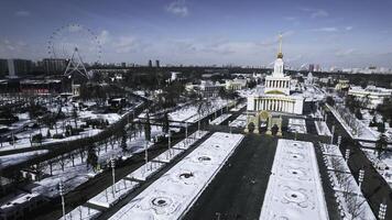 topp se av historisk sovjet fyrkant i vinter. kreativ. historisk byggnader med monument och valv i stad Centrum. vinter- stadsbild med historisk Centrum och fyrkant foto