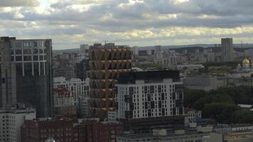 topp se av modern byggnader och fasader av stad. stock antal fot. skön se av stad mellan modern höghus byggnader. skön byggnader av modern stad med grön landskap på bakgrund foto