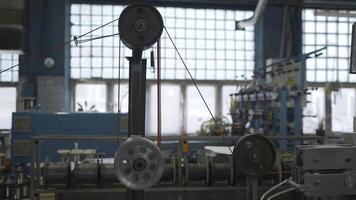 industriell maskin med roterande spolar och tråd. kreativ. industriell lindning av trådar och kablar på maskin verktyg. automatiserad maskiner med bobiner och trådar på fabrik foto