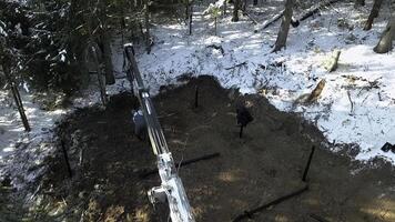 arbete på en konstruktion webbplats under vinter. klämma. industriell bakgrund utomhus i vinter- skog. foto