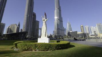 kamera rör på sig mot skulptur med hand gest. vinna, seger, kärlek. handling. arkitektur och natur av solig dubai. foto