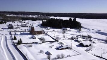 antenn se av lantlig grannskap i snö täckt dal. klämma. bostads- grannskap med snö täckt fält. foto