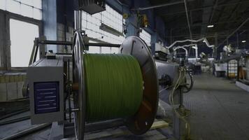 modern kabel- tillverkning, kabel- fabrik. kreativ. elektrisk kabel- produktion bearbeta i en modern fabrik. foto