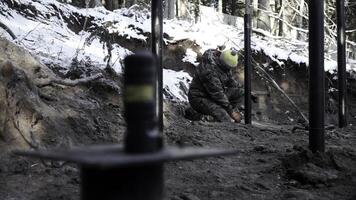 bearbeta av förstärkning de jord med pålar på de konstruktion webbplats. klämma. arbetstagare på jord förstärkning Arbetar. foto