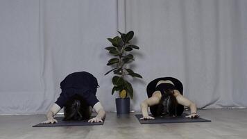 ung man och kvinna håller på med yoga på mattor. media. begrepp av sport och kropp vård. foto