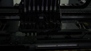 produktion linje med dator processorer på elektronik fabrik. kreativ. mikrochip produktion bearbeta. foto