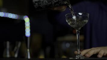 en professionell bartender framställning ett alkoholhaltig cocktail. media. framställning en dryck på de bar eller disko klubb. foto