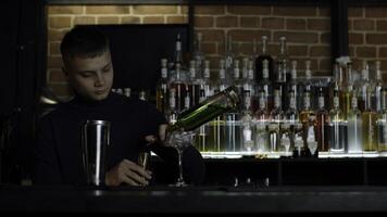 stilig bartender framställning cocktail drycker. media. begrepp av natt liv på bar, klubb, restaurang. foto