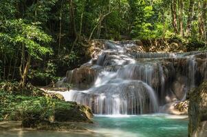 landskap se av erawan vattenfall kanchanaburi thailand.erawan nationell parkera är Hem till ett av de mest populär falls i de thailand.first golv av erawan vattenfall hlai khuen ringt foto