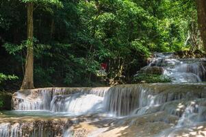 landskap se av erawan vattenfall kanchanaburi thailand.erawan nationell parkera är Hem till ett av de mest populär falls i de thailand.first golv av erawan vattenfall hlai khuen ringt foto