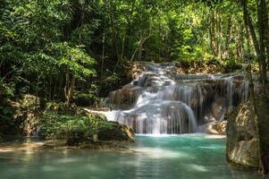 landskap se av erawan vattenfall kanchanaburi thailand.erawan nationell parkera är Hem till ett av de mest populär falls i de thailand.first golv av erawan vattenfall hlai khuen ringt foto