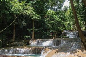 landskap se av erawan vattenfall kanchanaburi thailand.erawan nationell parkera är Hem till ett av de mest populär falls i de thailand.first golv av erawan vattenfall hlai khuen ringt foto