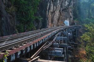 burma järnväg på kanchanaburi.the burma järnväg, också känd som de död järnväg, , de thai burma järnväg och liknande namn, är en 415 km foto