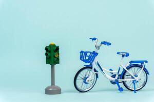 leksak cykel och trafik ljus symboliserar de betydelse av väg säkerhet foto