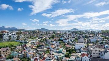 hög vinkel se från Drönare av dalat stad på vietnam foto