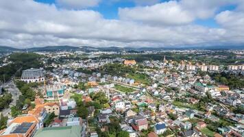 hög vinkel se från Drönare av dalat stad på vietnam foto