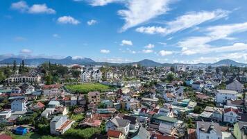 hög vinkel se från Drönare av dalat stad på vietnam foto