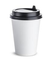 papper kaffekopp med svart lock isolerad på vitt foto