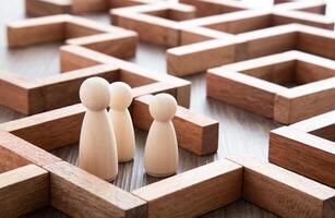 trä- miniatyr- på de Start punkt av pussel labyrint trä blockera. ledarskap begrepp. foto