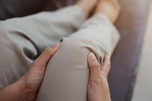 knä massage till lindra smärta, artros, knä smärta, knä inflammation foto
