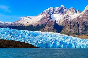 grå glaciär på de grå sjö i sydlig patagonien is fält, chile foto