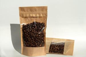 en kraft papper väska med kaffe bönor för visning med en markerad skugga lögner på en vit bakgrund foto
