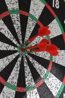 strategisera marknadsföring med en konceptuell dartboard bild foto