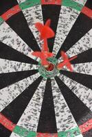 tre dart i de Centrum av en dartboard foto