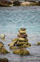 stack av stenar symbolisk av mindfulness och meditation foto