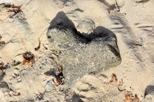 hjärta formad sten intryck på en strand foto