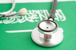 saudi arabien flagga med svart stetoskop, företag och finansiera begrepp. foto
