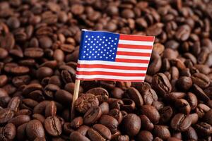USA Amerika flagga på kaffe bönor, handla uppkopplad för exportera eller importera mat produkt. foto
