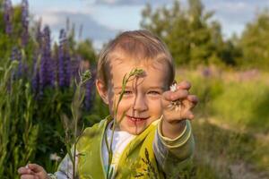 mor och barn son är gående i en fält av blommor foto