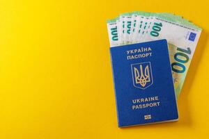 ukrainska pass och 100 euro sedlar foto