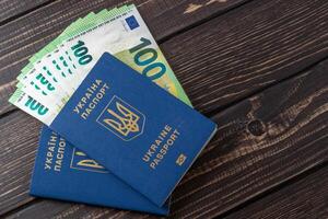 ukrainska pass och 100 euro sedlar foto