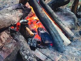 brygga kaffe i en turk på ett öppen brand. foto