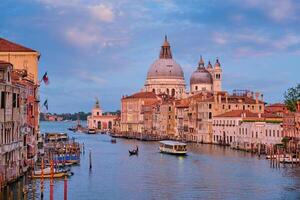 se av Venedig stor kanal och santa maria della honnör kyrka på solnedgång foto