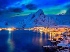 reine by på natt. lofoten öar, Norge foto