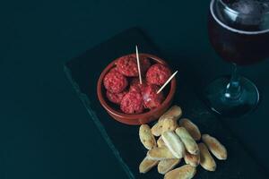traditionell spanska tapas eras med sangria på en mörk tabell foto