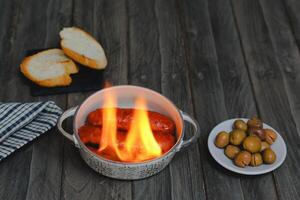 typisk spanska tapa ,chorizo al infierno i keramisk gryta foto