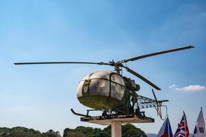 kanchanaburi.thailand-16.01.2022 gammal helikopter i de jeath krig museum är en krig museum i kanchanaburi foto