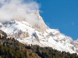 majestätisk alpina berg höljd i dimma, belägen i Engelberg, schweiz. foto