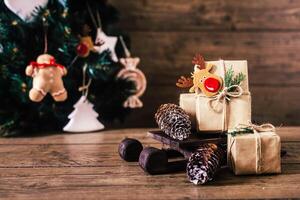 jul gåvor med lådor på trä- bakgrund. årgång stil. närbild, selektiv fokus. leksak, Björn, kälke. jul begrepp. foto