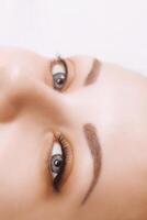 ögonhår förlängning procedur. kvinna öga med lång ögonfransar. stänga upp, selektiv fokus. foto