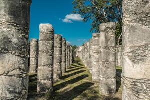 grupp av de ett tusen kolonner på chichen itza foto